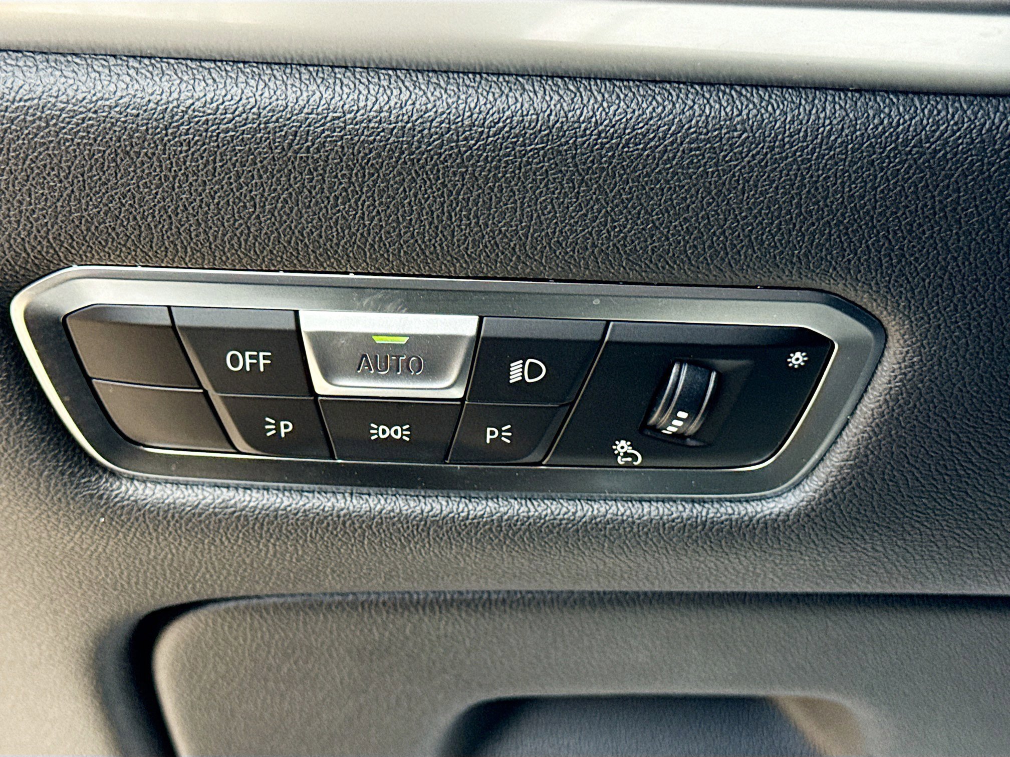 Used 2023 BMW X7 M60i w/ Executive Package image 37