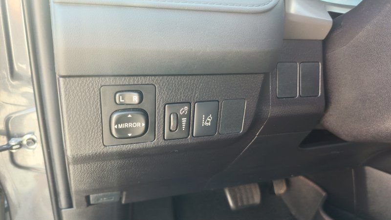 Used 2018 Toyota RAV4 LE FWD image 15