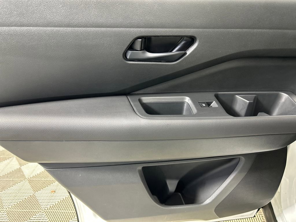 Used 2025 Nissan Pathfinder SV image 16