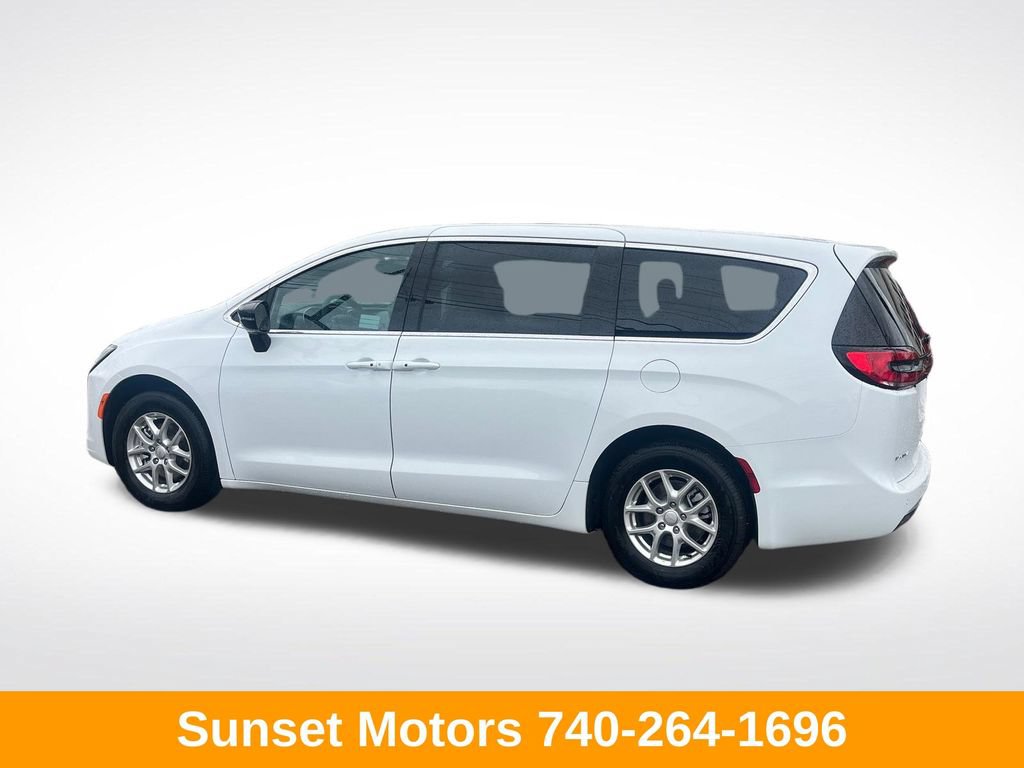 New 2027 Chrysler Pacifica Select FWD image 3