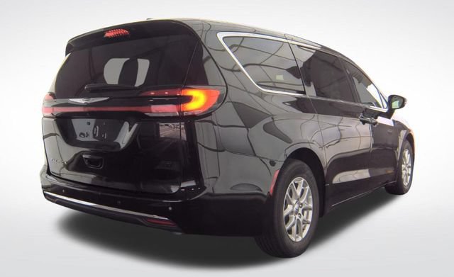 Used 2025 Chrysler Pacifica Select FWD image 2
