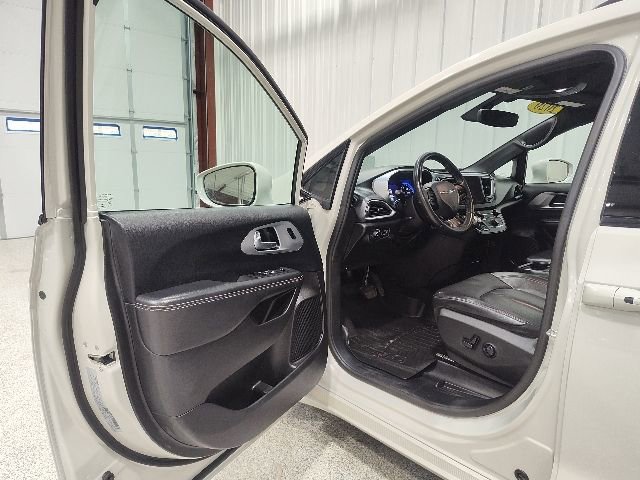 Used 2020 Chrysler Pacifica Touring-L Plus FWD image 9
