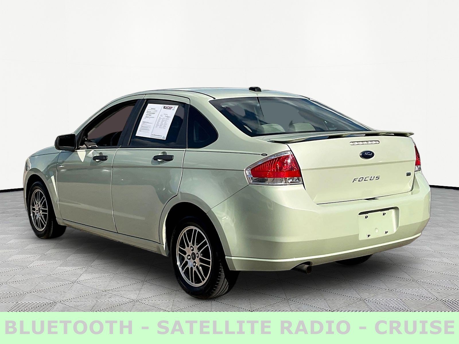 Used 2010 Ford Focus SE FWD image 4