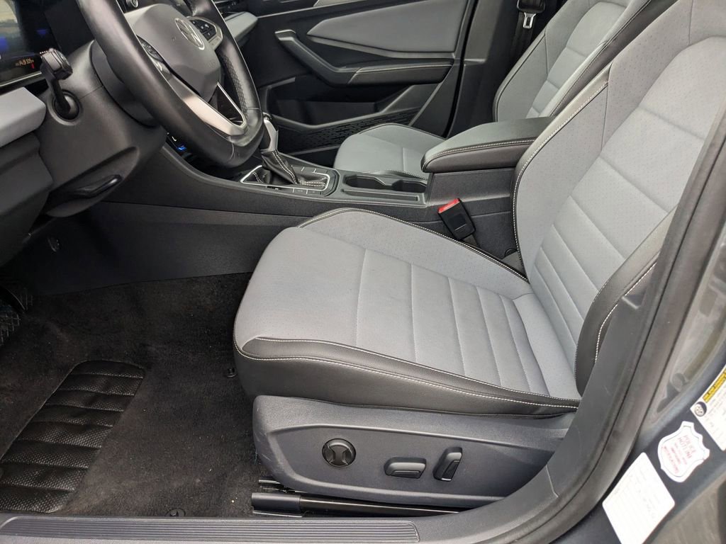 Used 2025 Volkswagen Jetta SE image 11