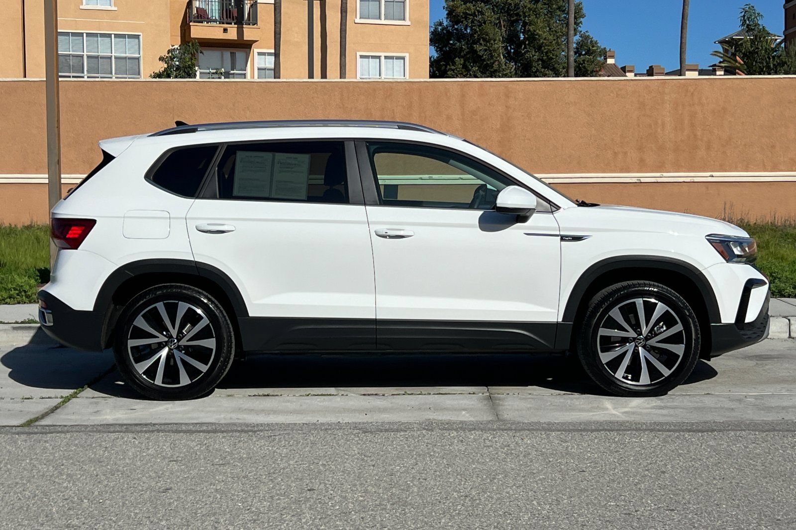 Used 2023 Volkswagen Taos SE w/ Panoramic Sunroof Package AWD/4WD image 4