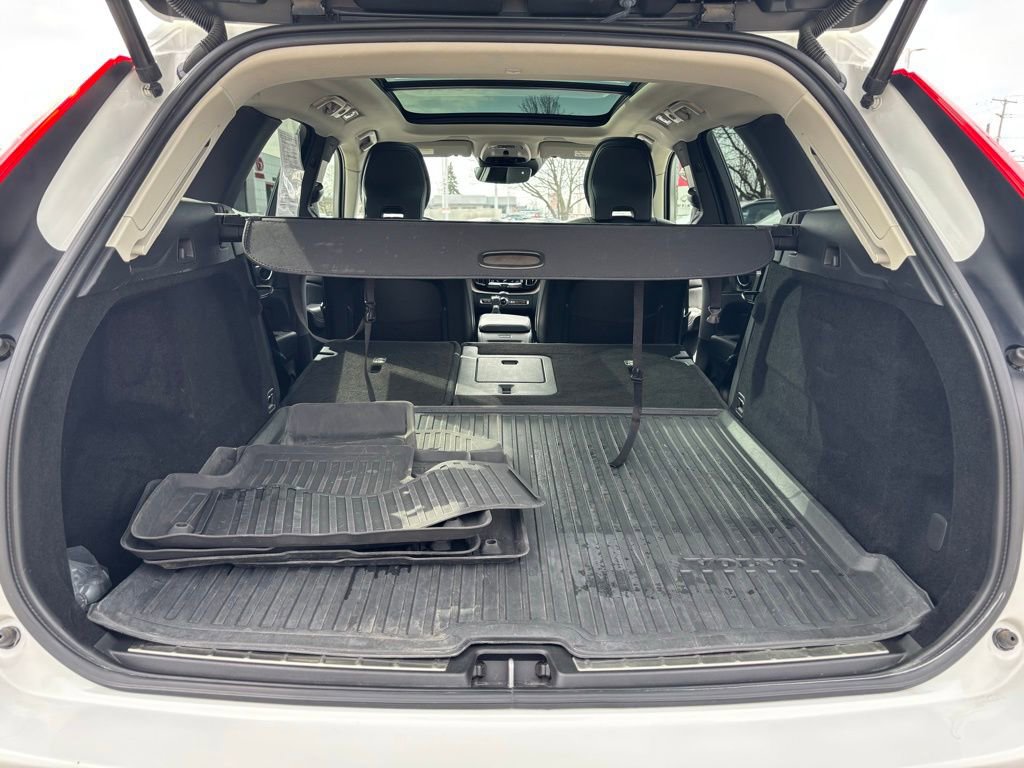 Used 2021 Volvo XC60 T5 Momentum w/ Premium Package image 27