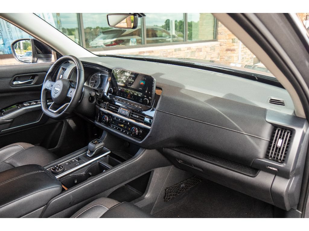 Used 2023 Nissan Pathfinder SL w/ Black Appearance Package AWD/4WD image 15