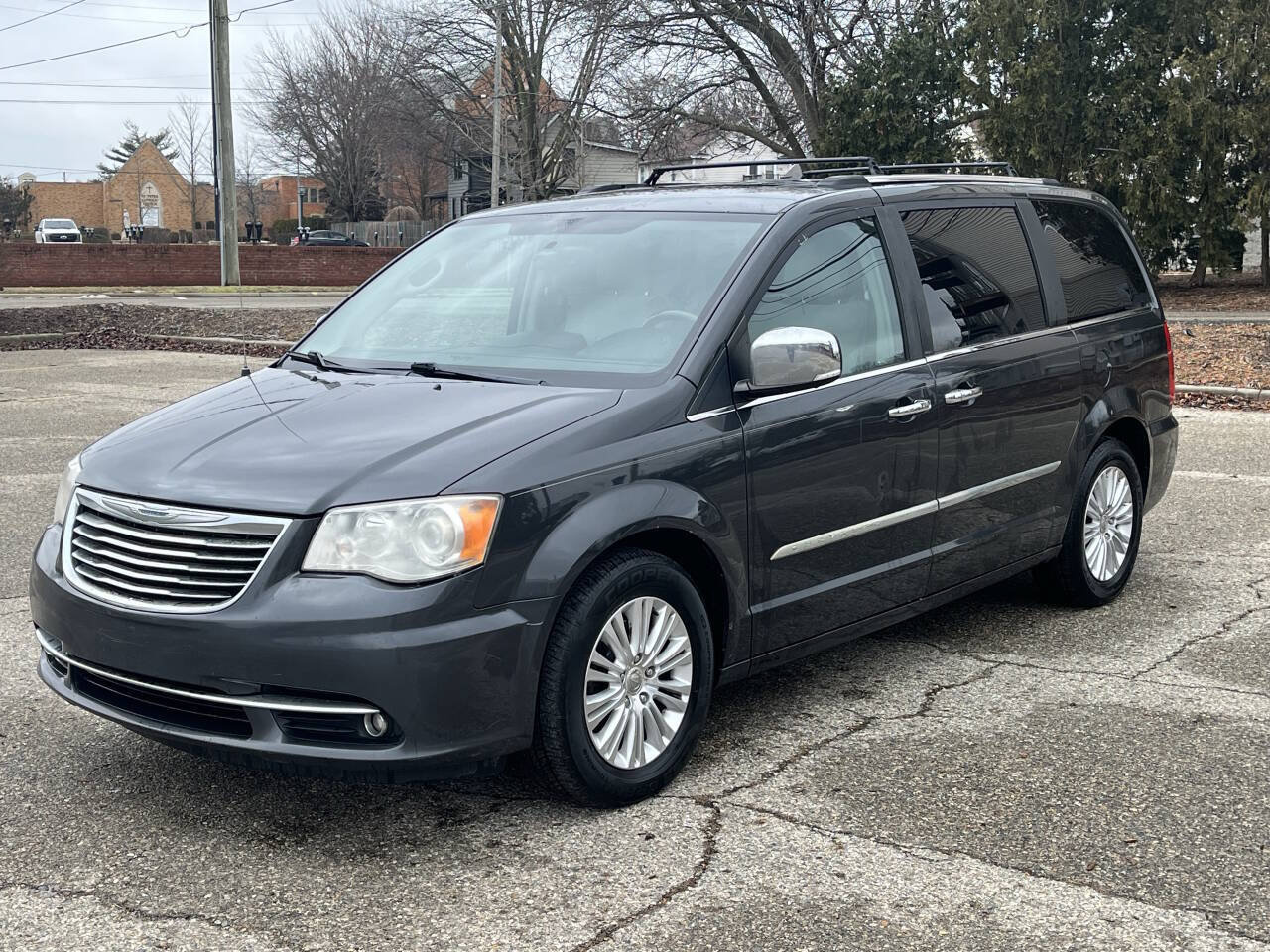 Used 2012 Chrysler Town & Country Limited w/ Luxury Group FWD image 1