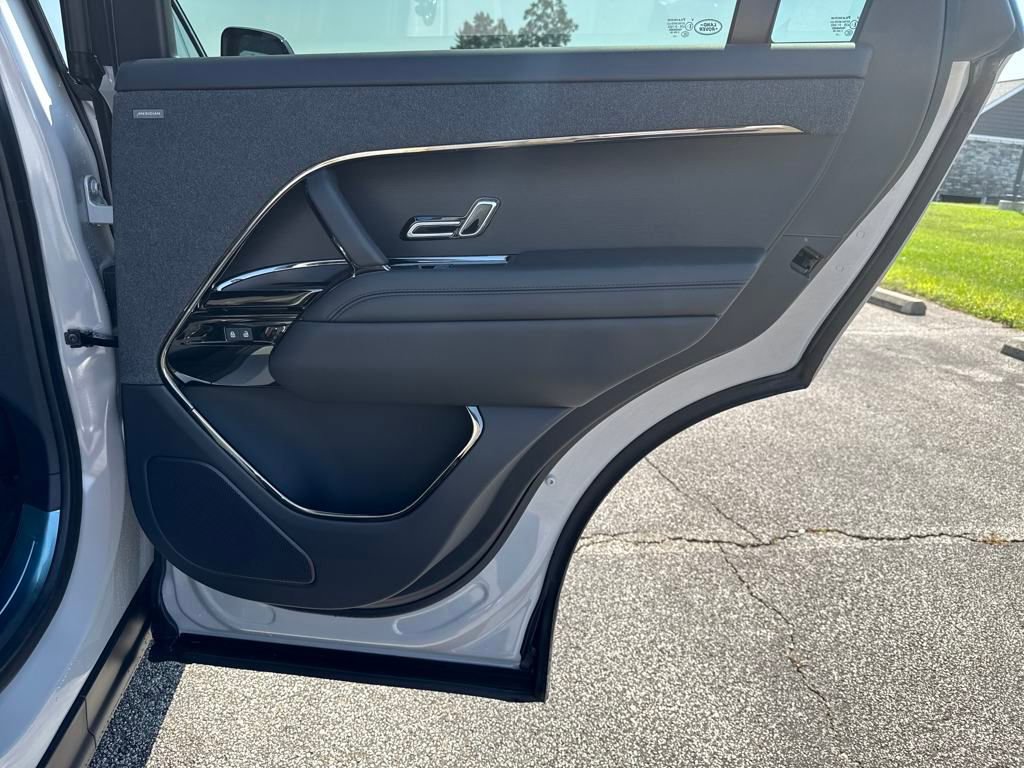 New 2025 Land Rover Range Rover Sport SE image 17
