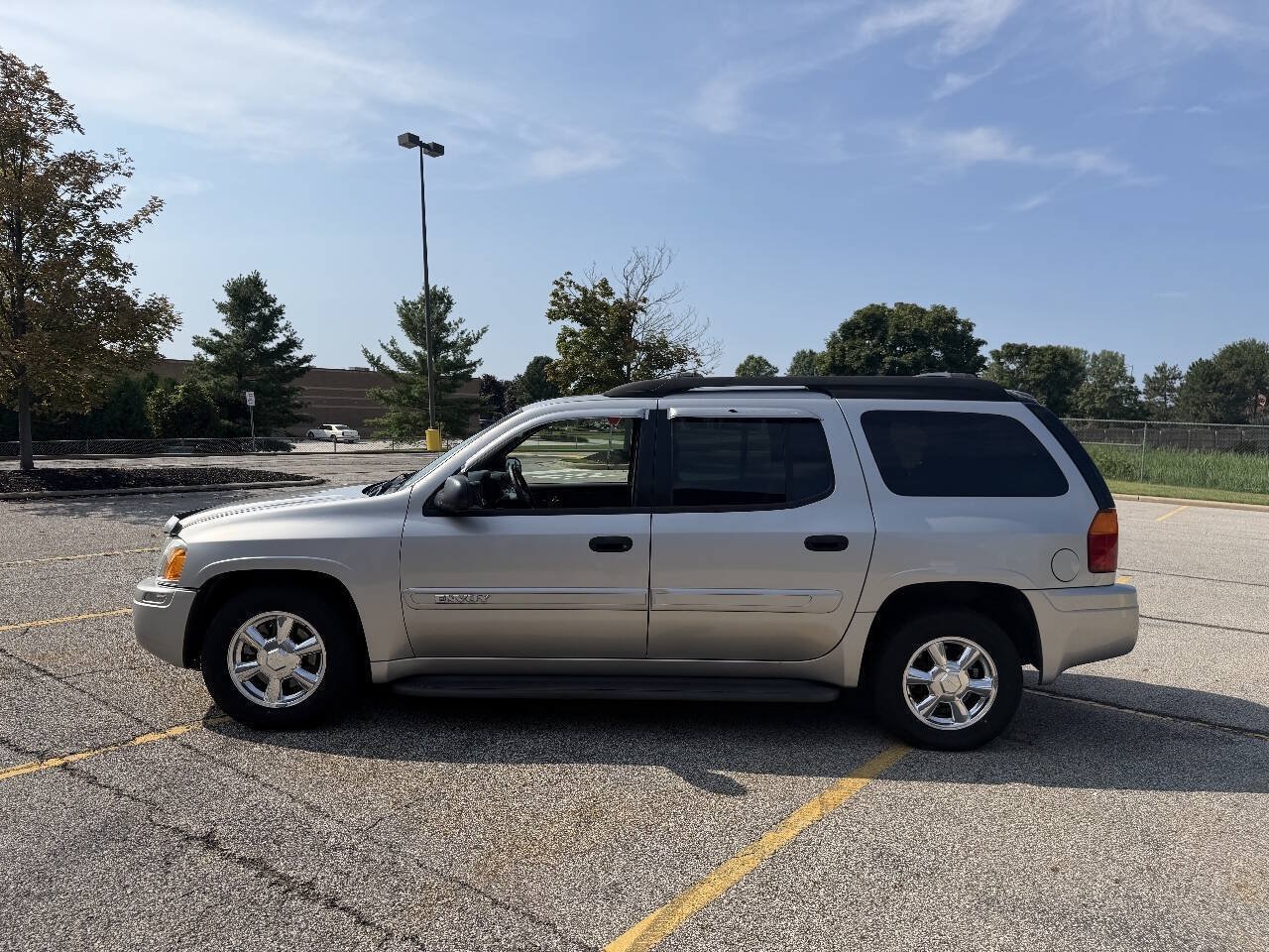 Used 2004 GMC Envoy XL SLE AWD/4WD image 2