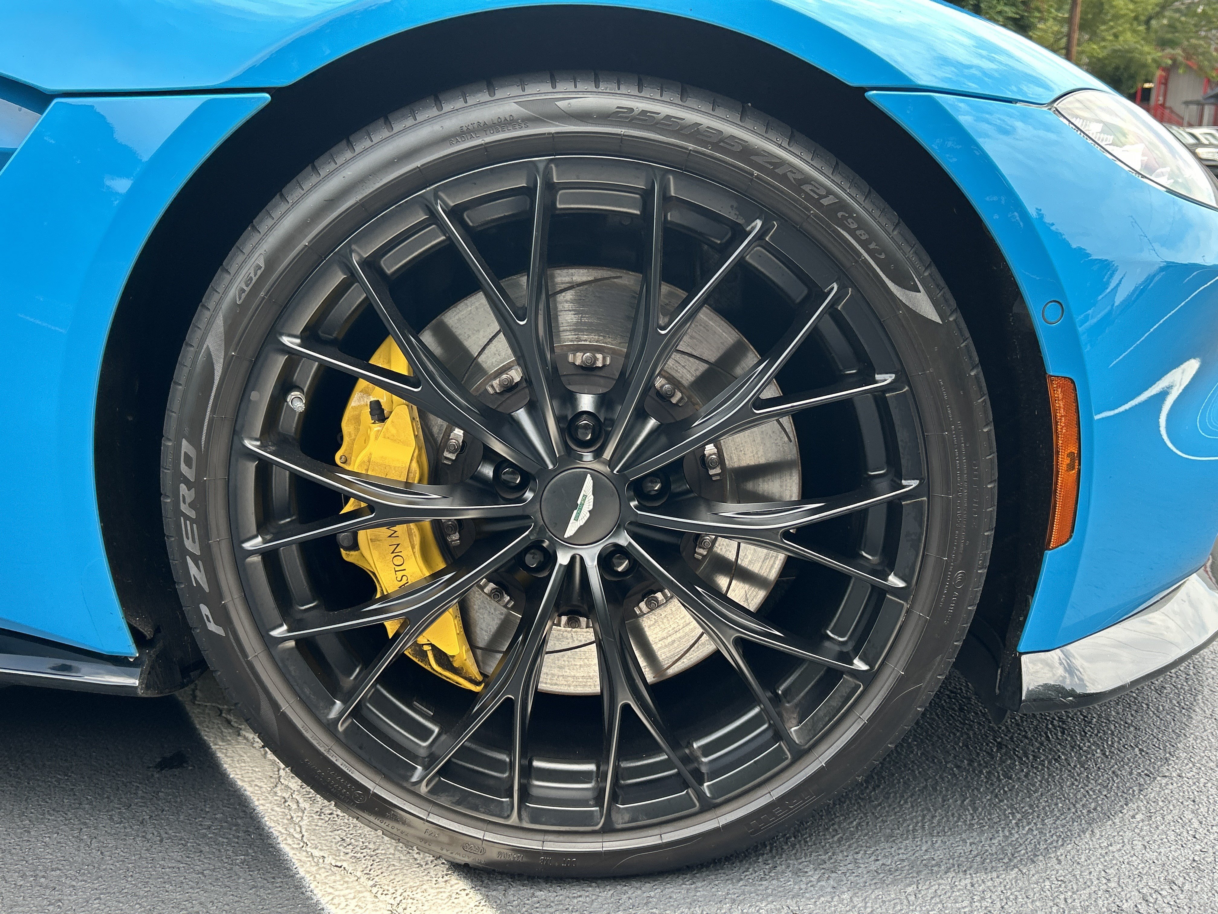 Used 2023 Aston Martin V8 Vantage Coupe RWD image 7