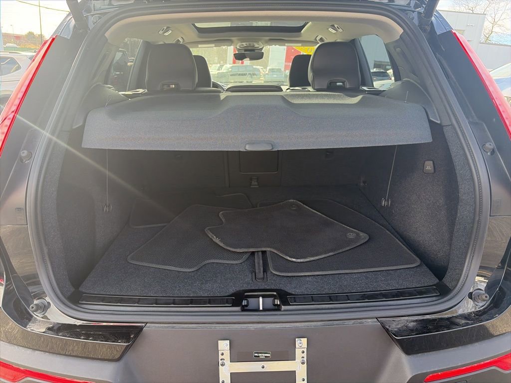 Used 2025 Volvo XC40 B5 Plus image 6