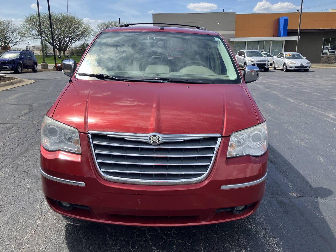 Used 2009 Chrysler Town & Country Limited w/ Entertainment Group #3 FWD image 8