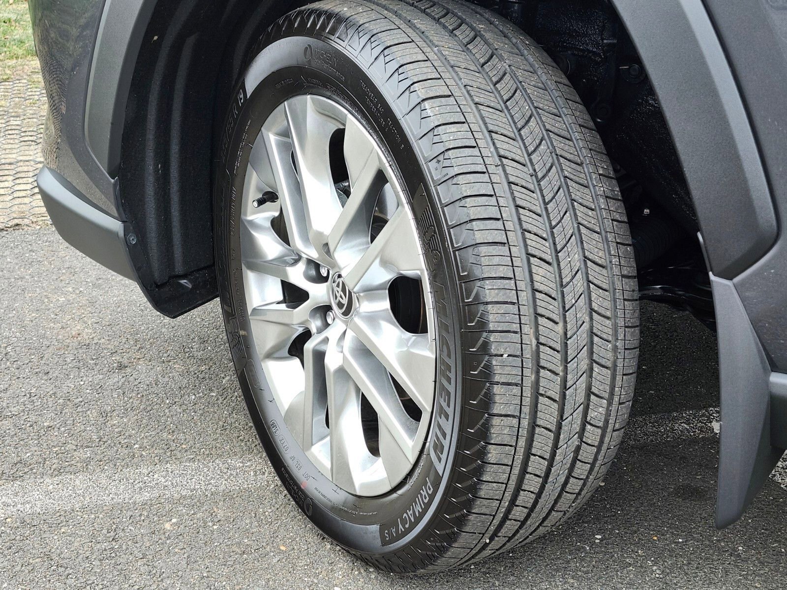 Used 2025 Toyota RAV4 XLE Premium image 32