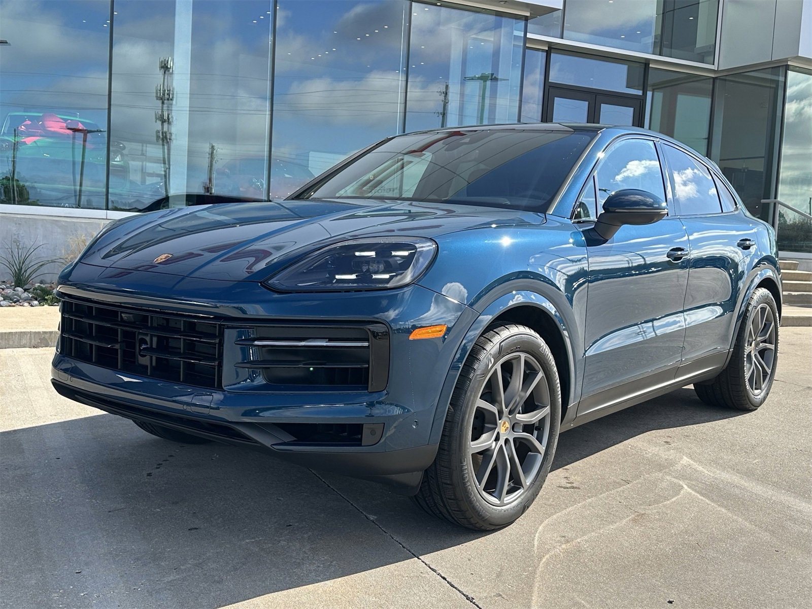 Certified 2024 Porsche Cayenne Coupe image 1