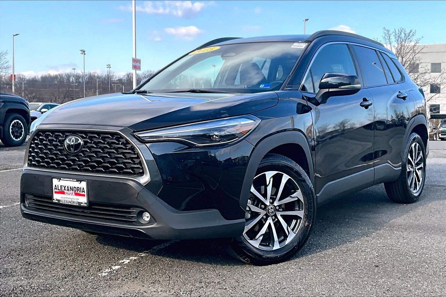 Used 2025 Toyota Corolla Cross XLE image 1