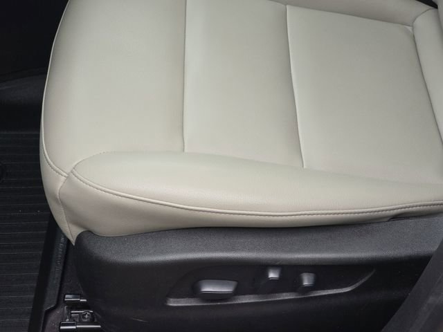 Used 2021 Cadillac XT4 Luxury w/ Cold Weather Package AWD/4WD image 31