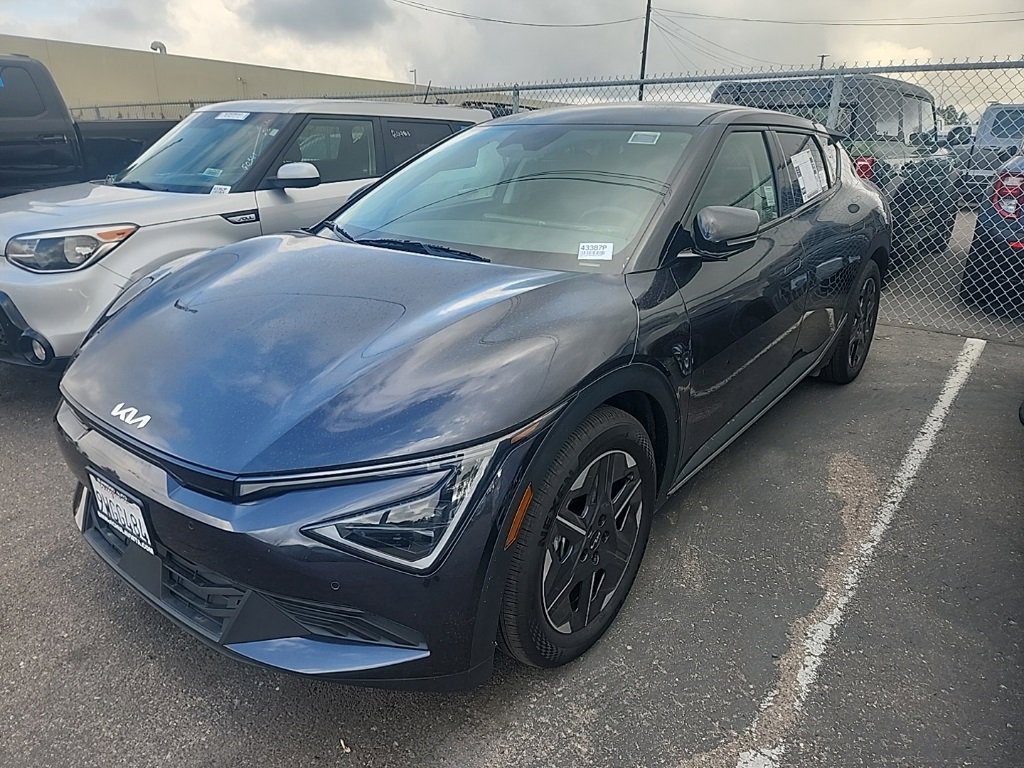 Certified 2025 Kia EV6 Light image 3