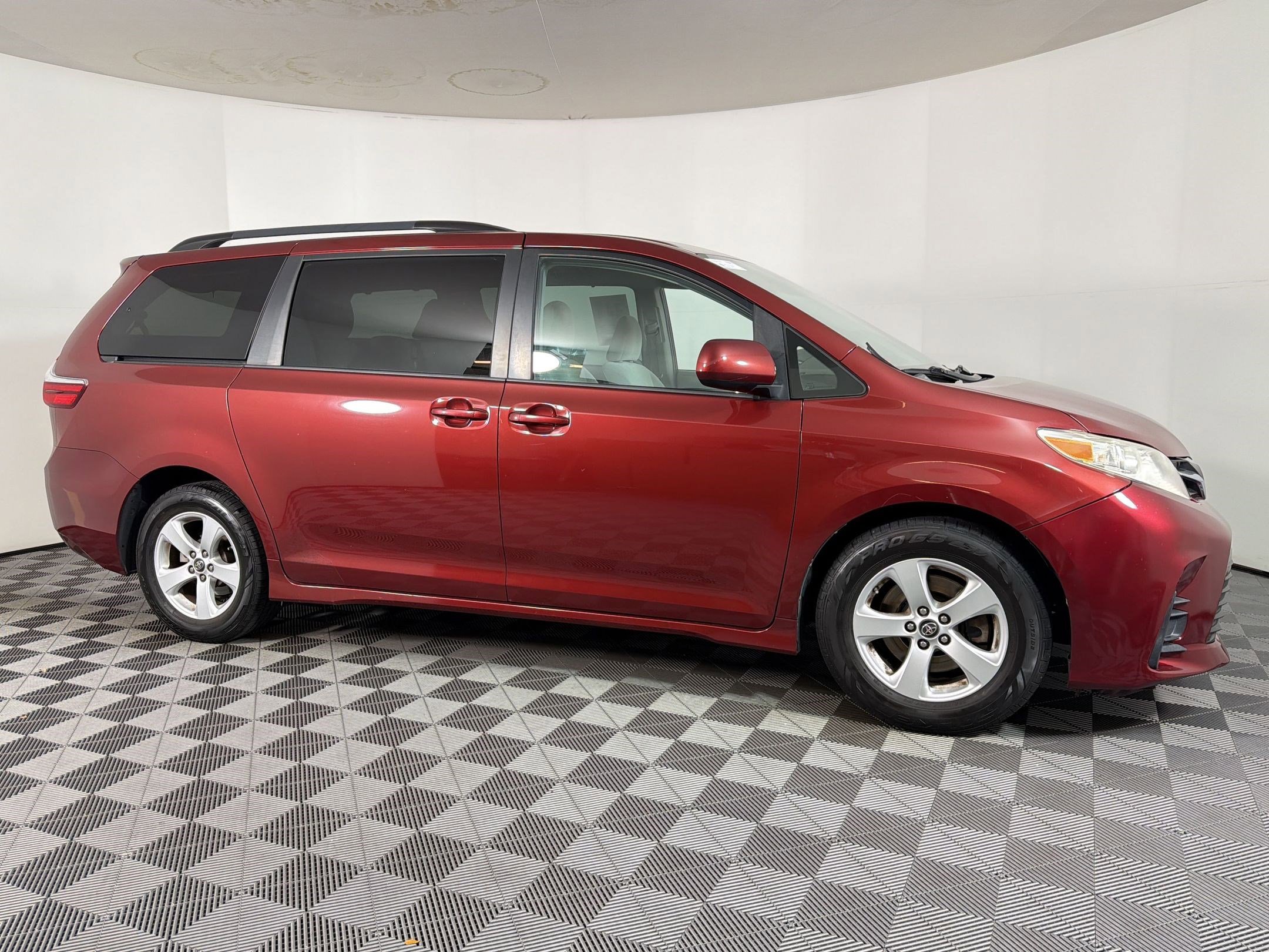 Used 2018 Toyota Sienna LE image 7