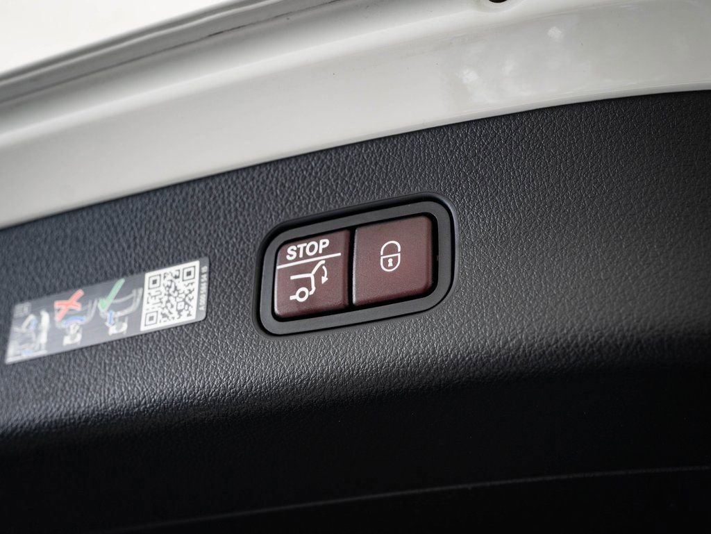 Used 2025 Mercedes-Benz GLC 300 4MATIC image 20