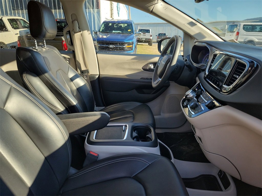 Used 2023 Chrysler Pacifica Touring-L image 35