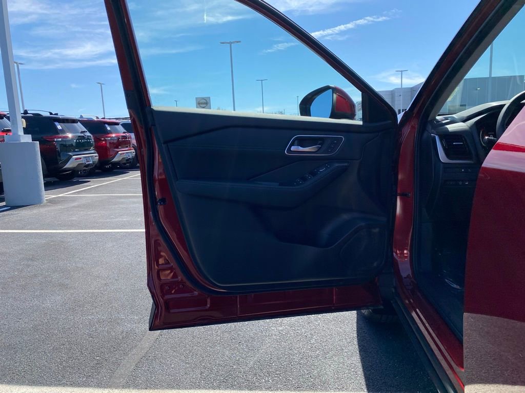 New 2025 Nissan Rogue Platinum w/ Tech Package image 12