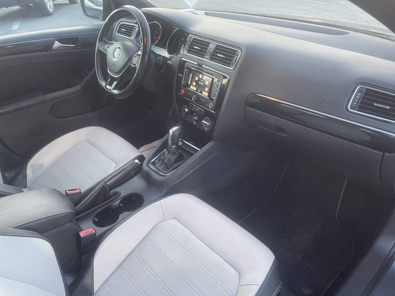 Used 2015 Volkswagen Jetta Sport FWD image 25
