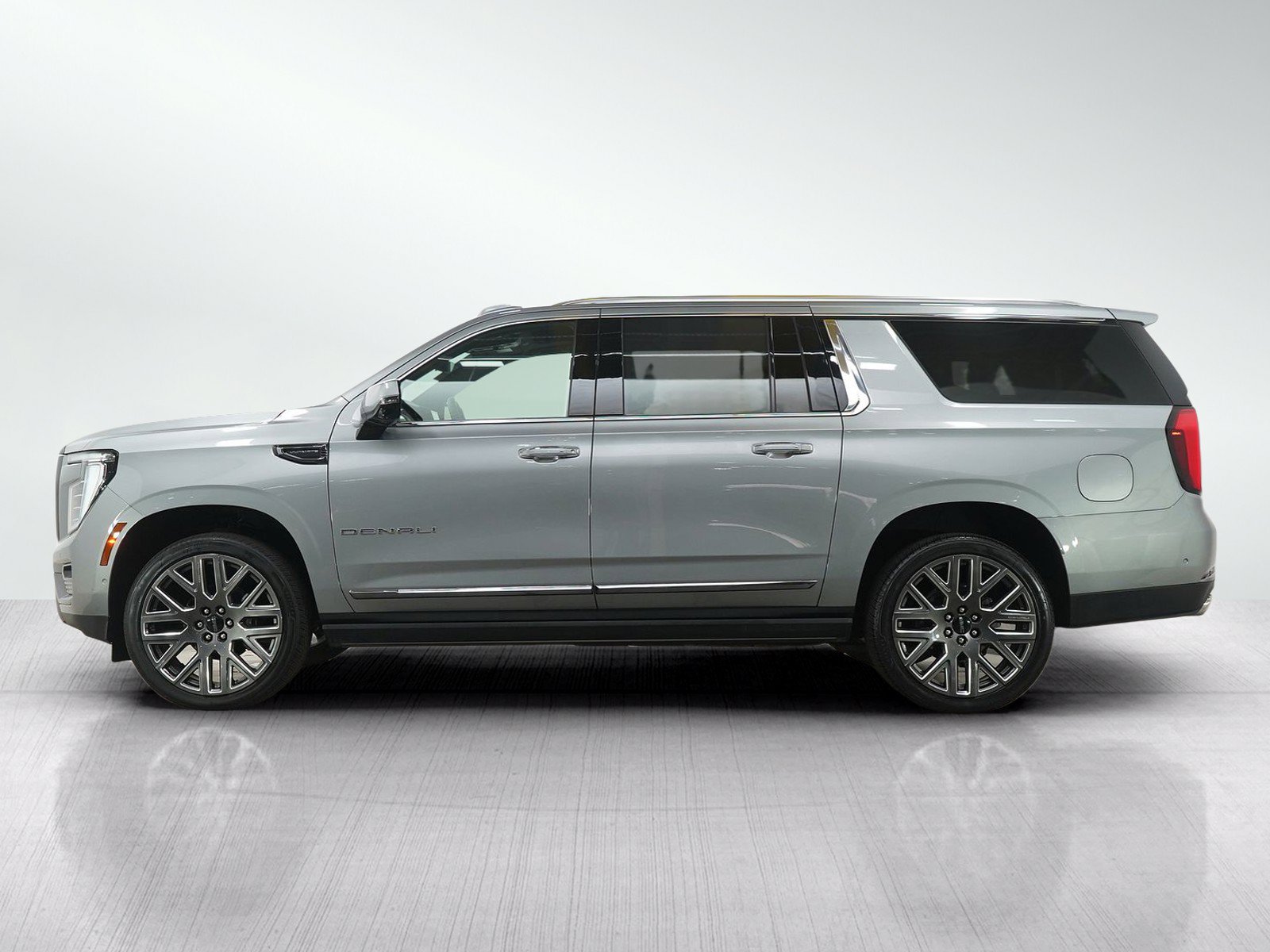 Used 2025 GMC Yukon XL Denali Ultimate w/ LPO, Floor Liner Package AWD/4WD image 3