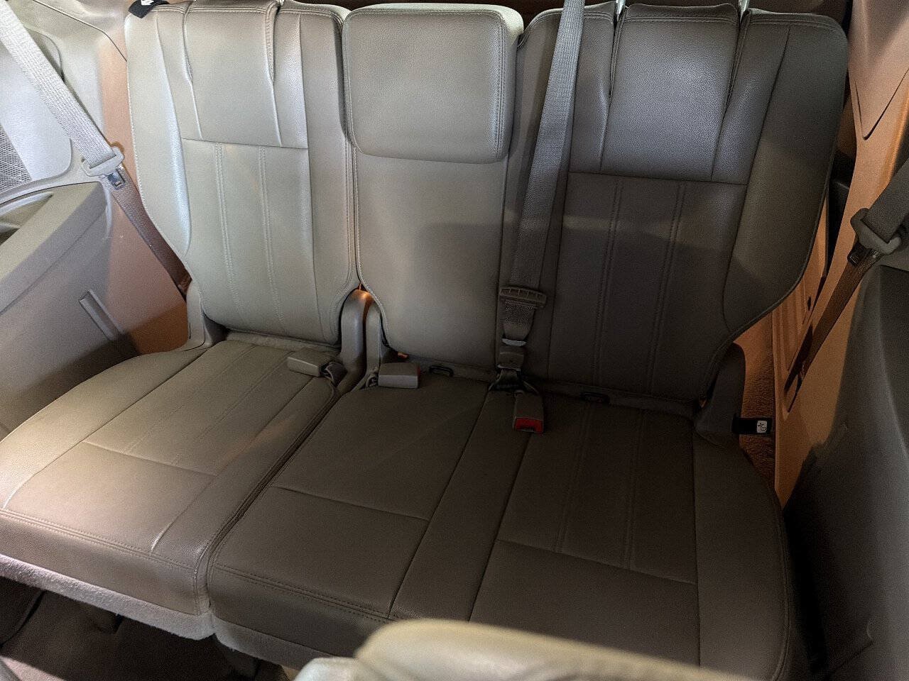 Used 2016 Chrysler Town & Country Touring FWD image 18