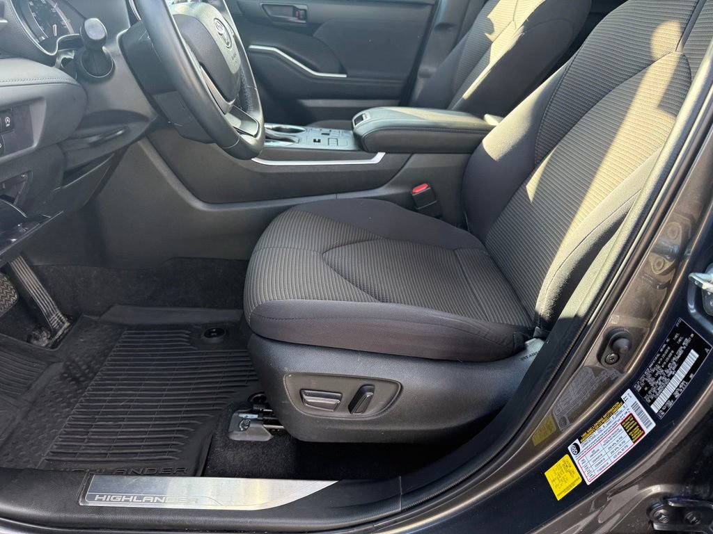 Used 2023 Toyota Highlander LE AWD/4WD image 13