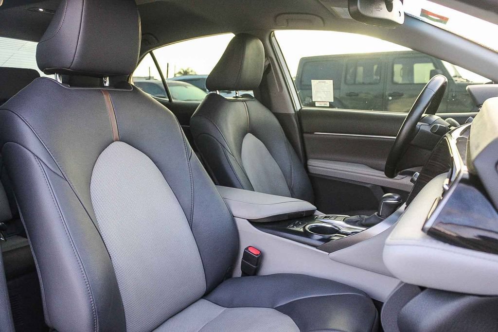 Used 2020 Toyota Camry XLE w/ Preferred Accessory Package FWD image 17