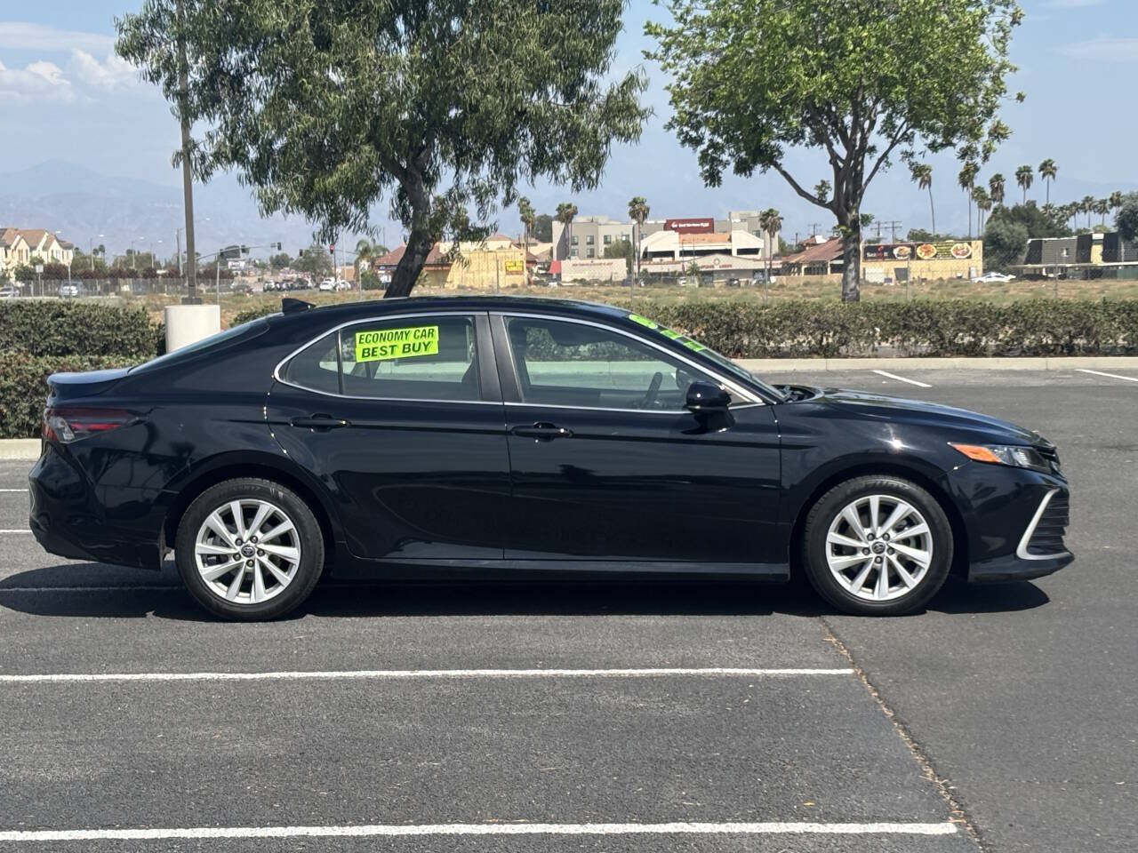 Used 2022 Toyota Camry LE FWD image 5