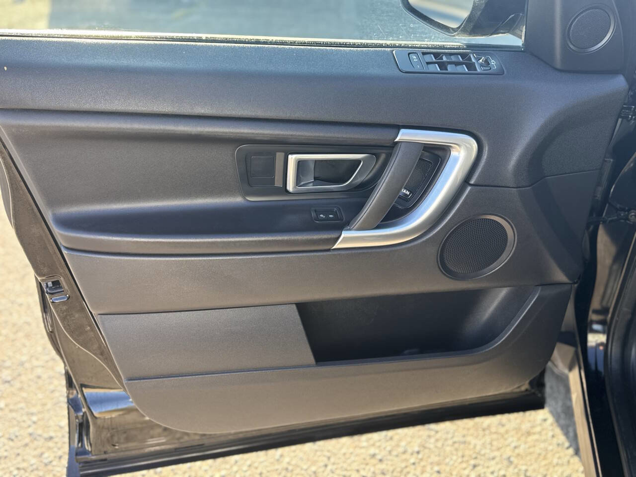 Used 2018 Land Rover Discovery Sport SE image 8