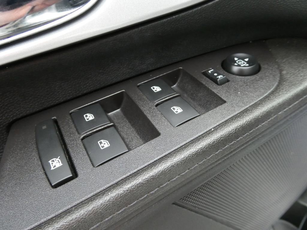 Used 2017 Chevrolet Equinox LS image 22