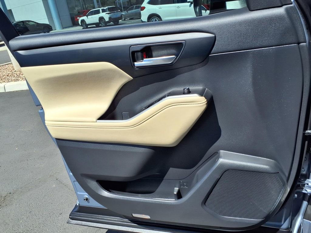 Used 2023 Toyota Highlander XLE image 28