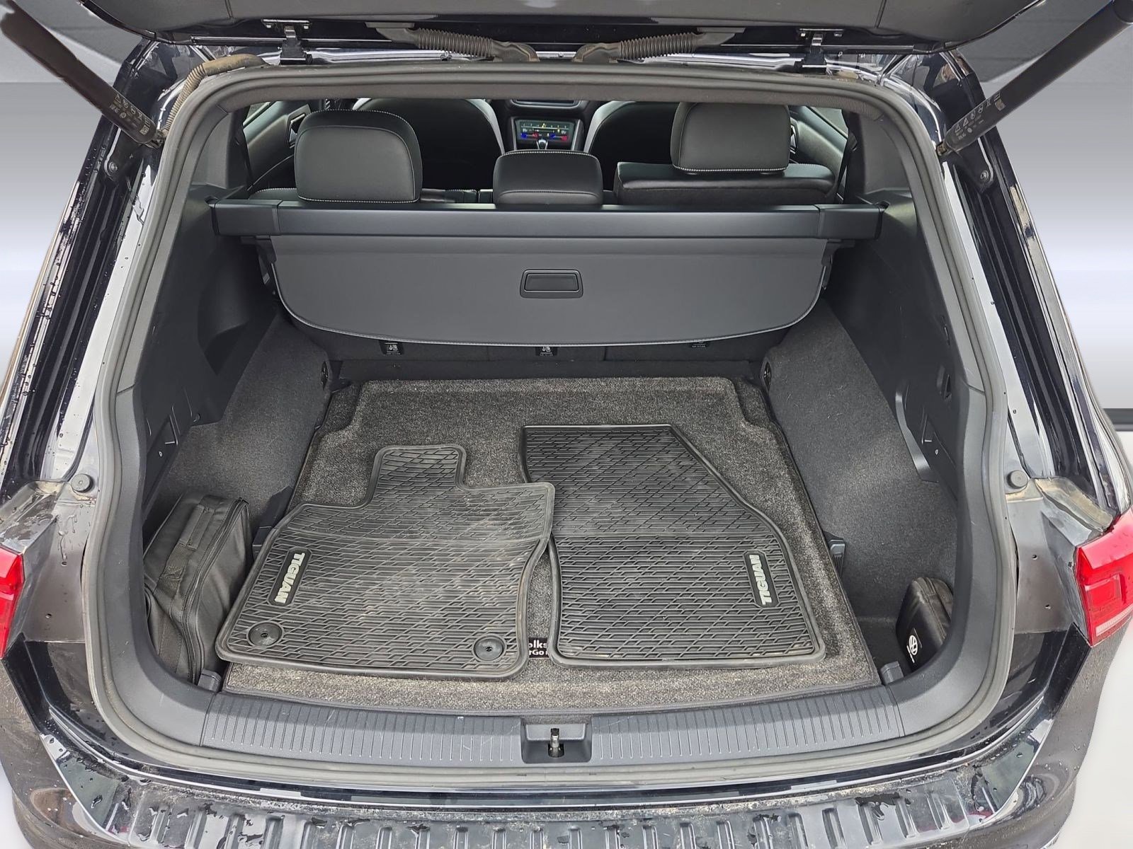 Used 2023 Volkswagen Tiguan SEL R-Line image 30