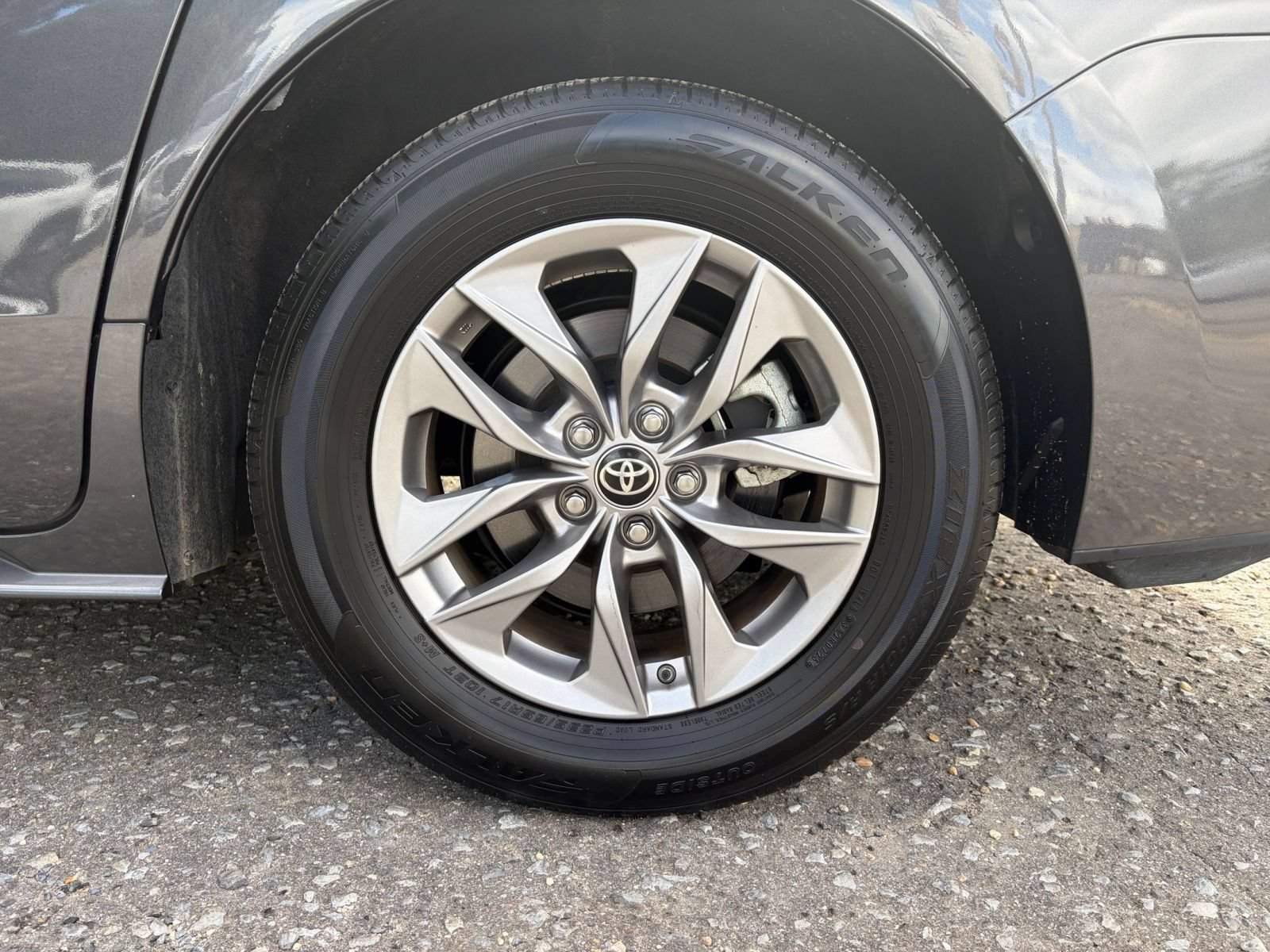 Used 2025 Toyota Sienna XLE FWD image 32