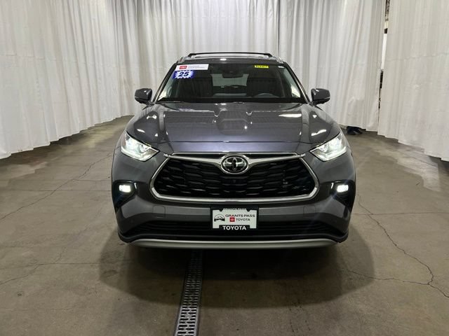 Certified 2025 Toyota Highlander Platinum AWD/4WD image 9