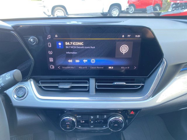Used 2025 Chevrolet Trax LT w/ Sunroof Package FWD image 13