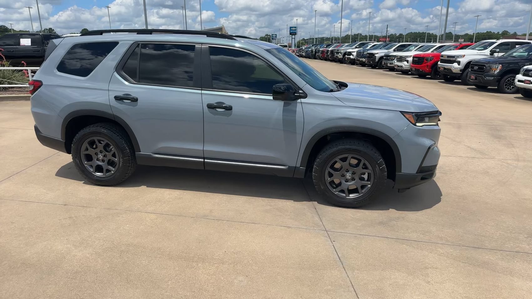 Used 2024 Honda Pilot TrailSport image 2