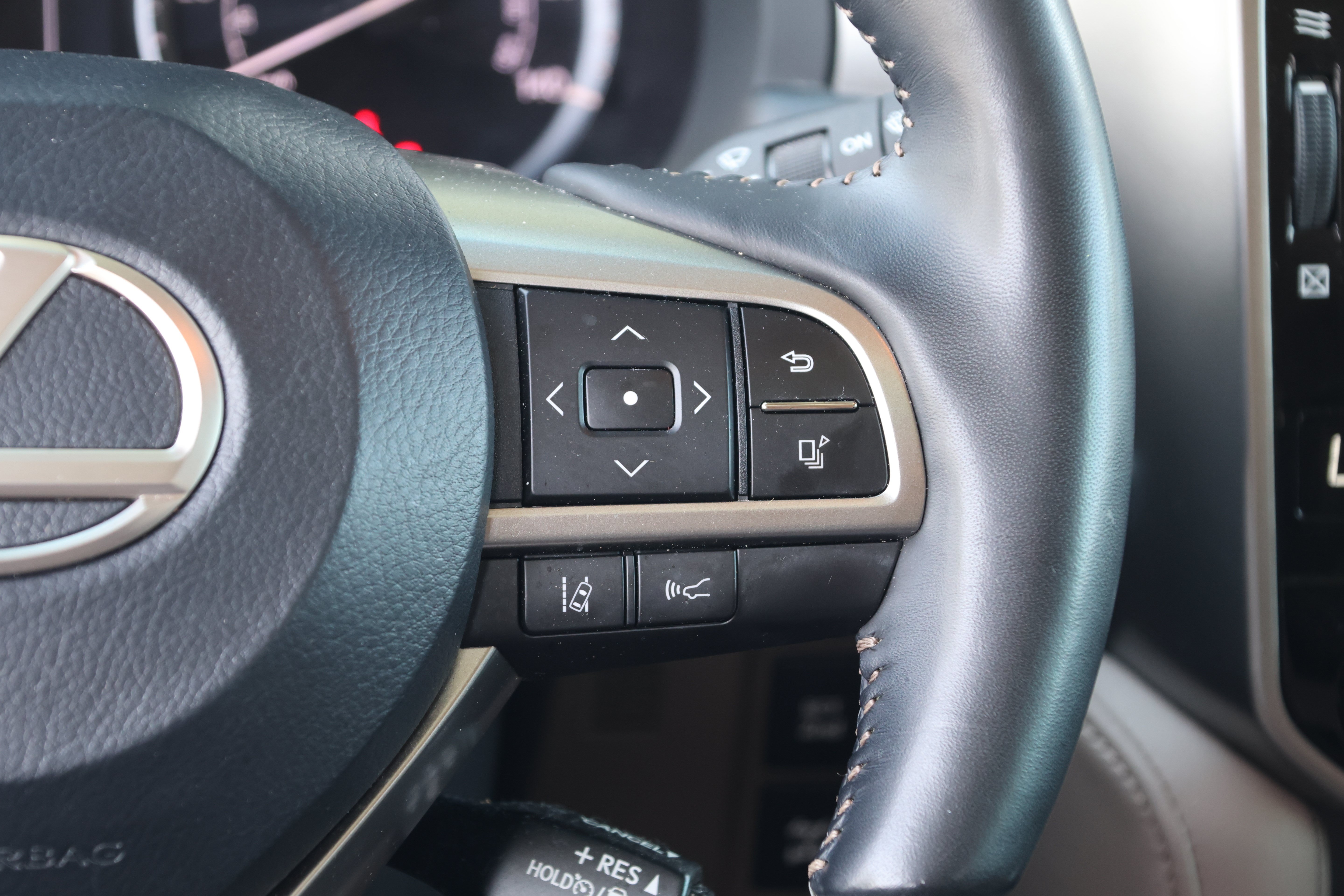 Certified 2023 Lexus GX 460 Luxury w/ Sport Design Package AWD/4WD image 31