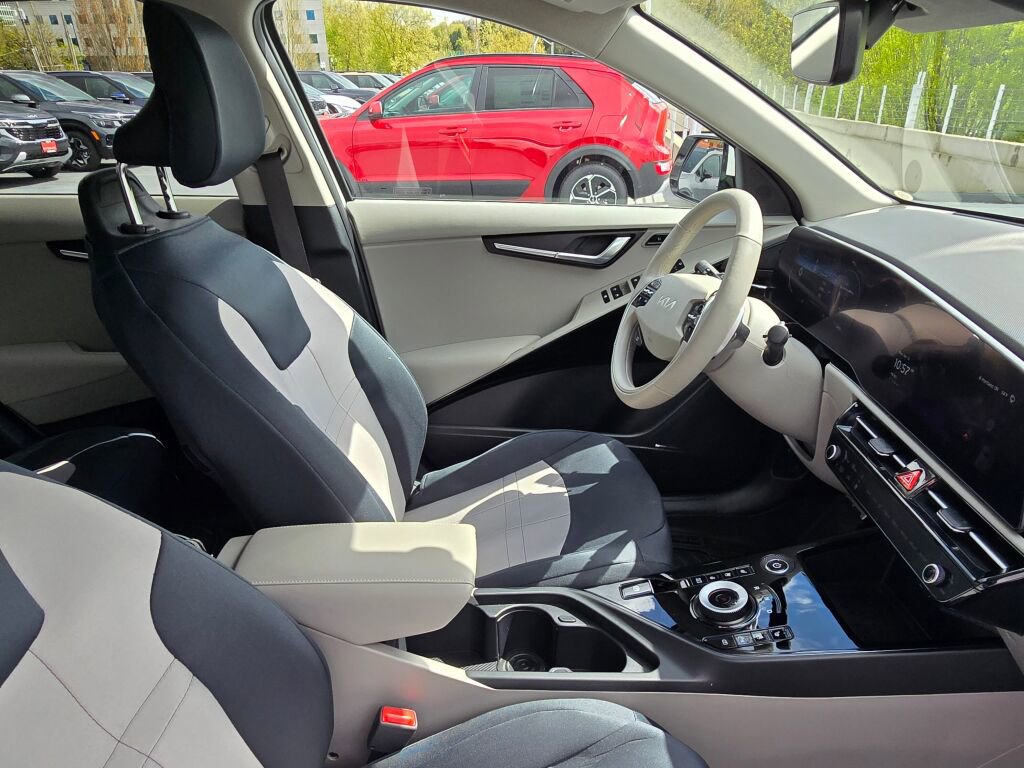 Used 2024 Kia Niro Wave w/ Wave Preserve Package image 11