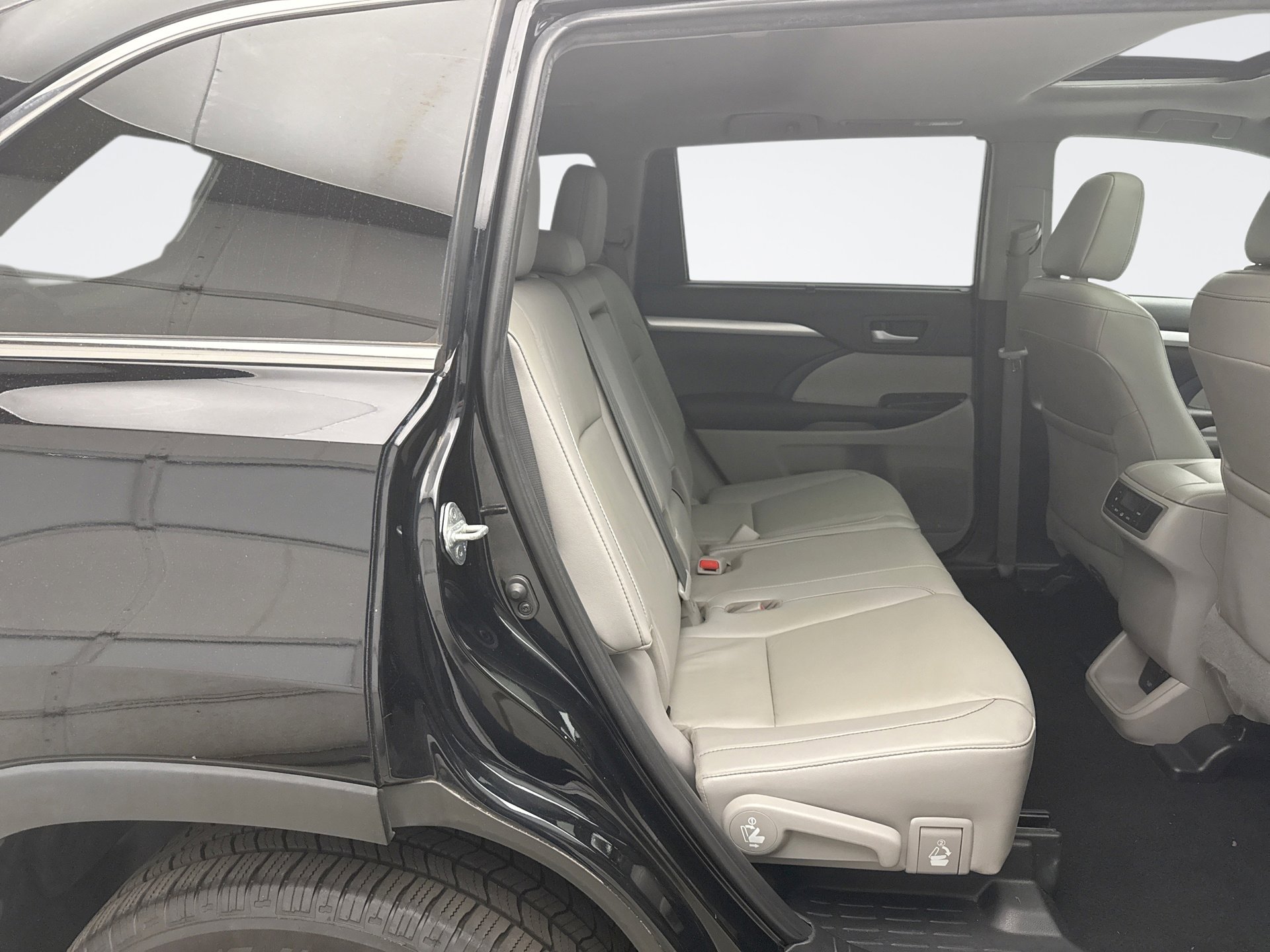 Used 2019 Toyota Highlander XLE AWD/4WD image 18
