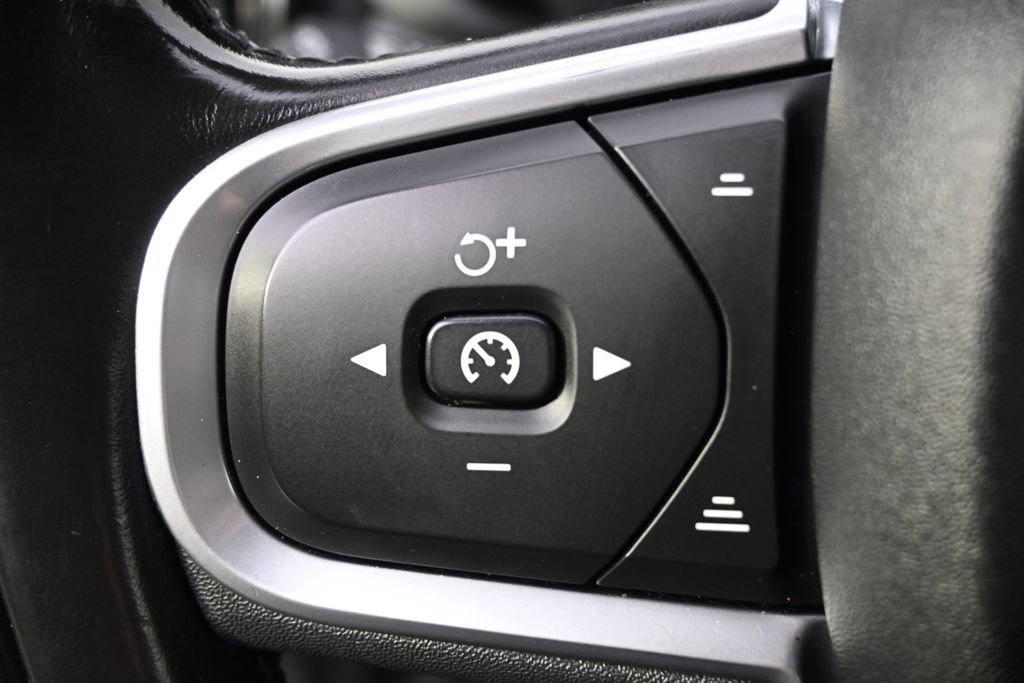 Used 2018 Volvo XC60 T6 Momentum w/ Vision Package image 30