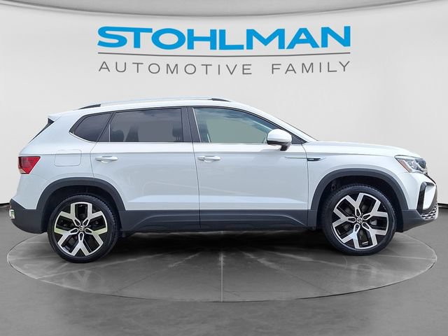 Certified 2022 Volkswagen Taos SEL w/ Panoramic Sunroof Package AWD/4WD image 4