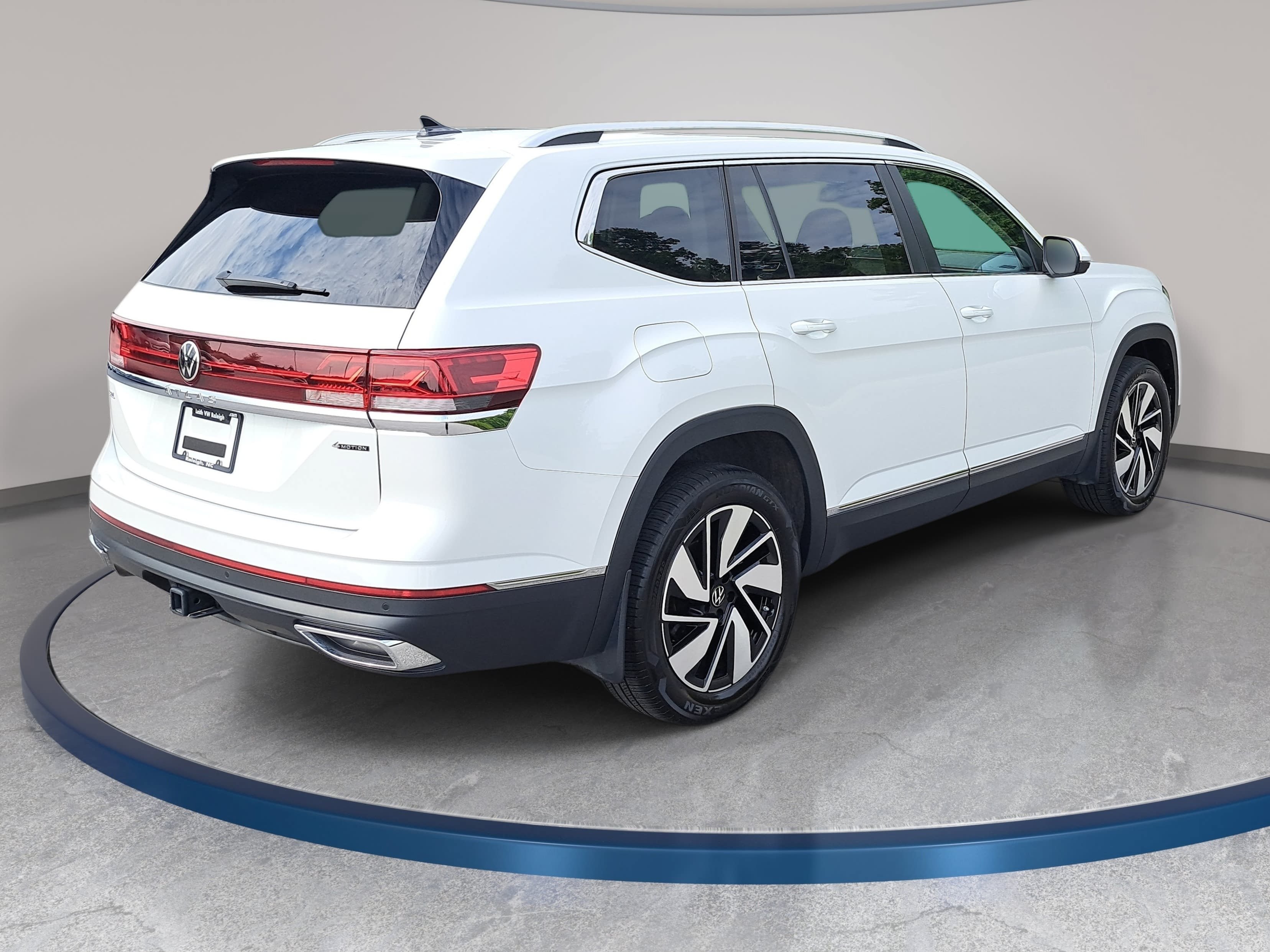 Used 2024 Volkswagen Atlas SEL AWD/4WD image 5