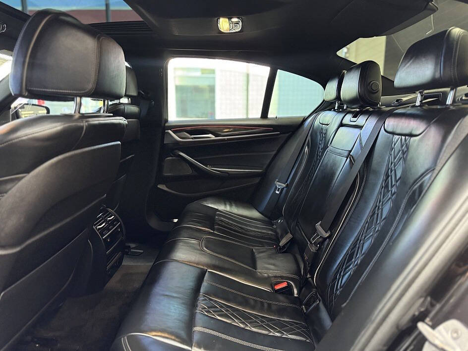 Used 2018 BMW M550i xDrive AWD/4WD image 31