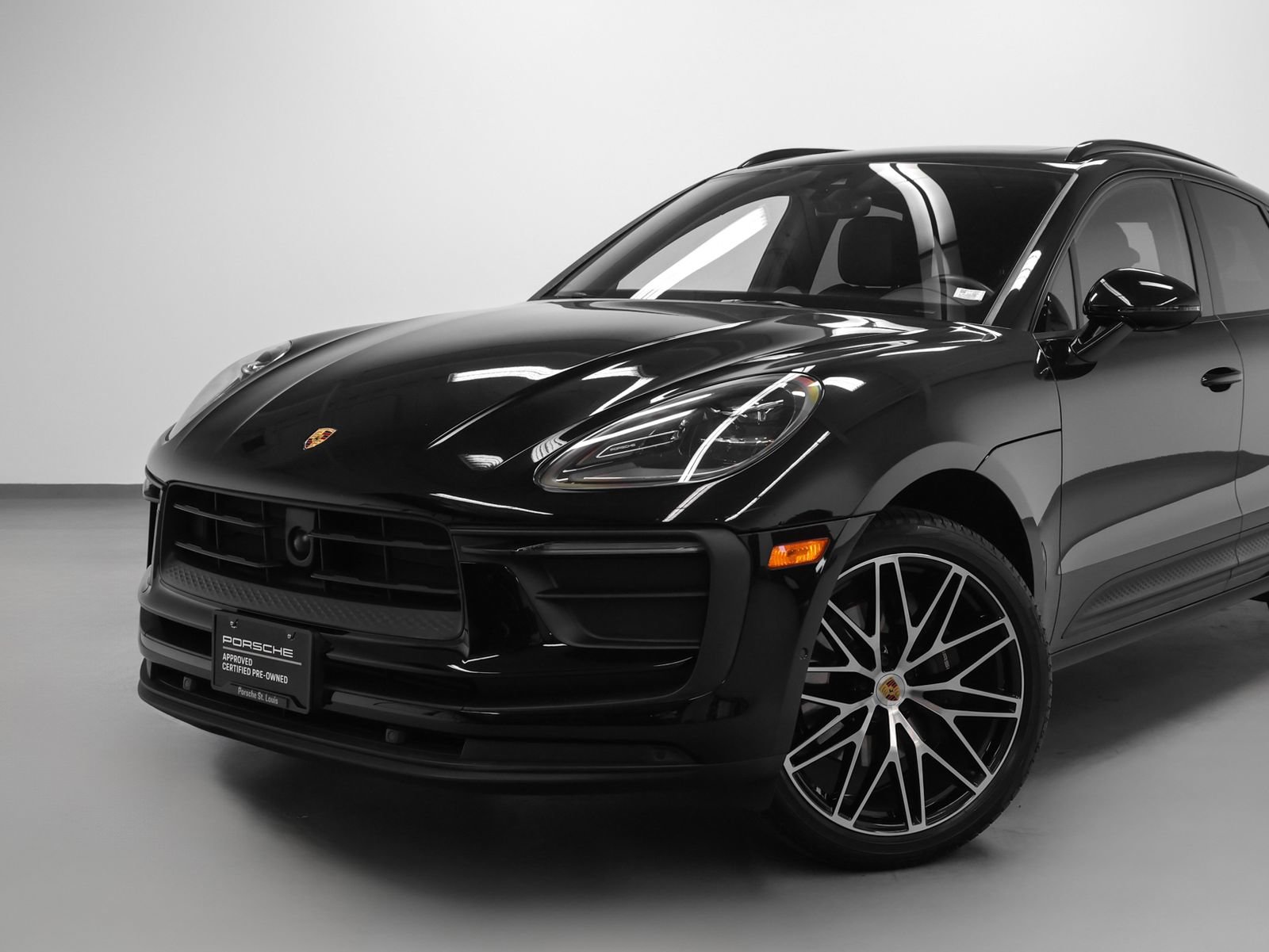 Certified 2023 Porsche Macan image 7
