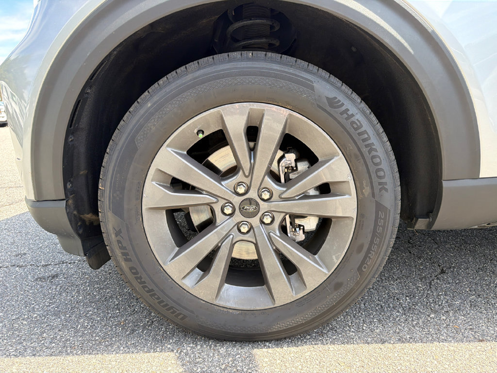 Used 2024 Ford Explorer XLT w/ Equipment Group 202A AWD/4WD image 11