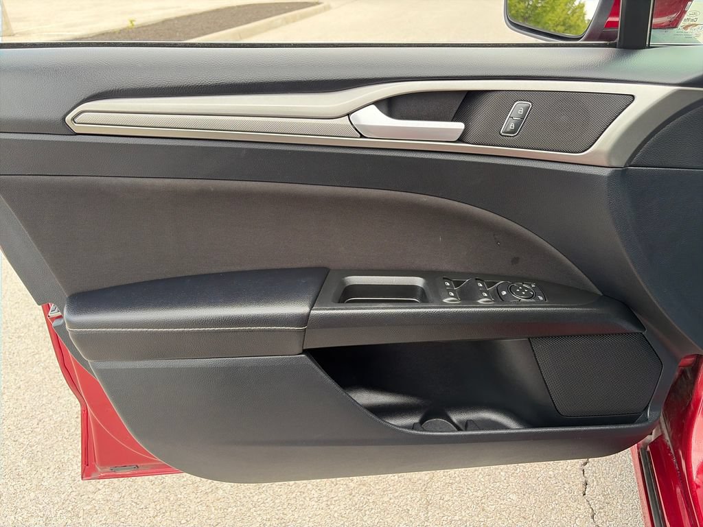 Used 2019 Ford Fusion SE FWD image 13